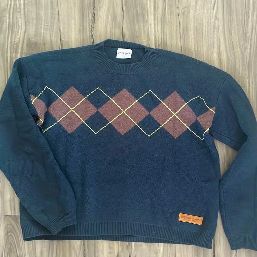 Taylor Swift RED (tv) sweater. Lightly worn. 2x